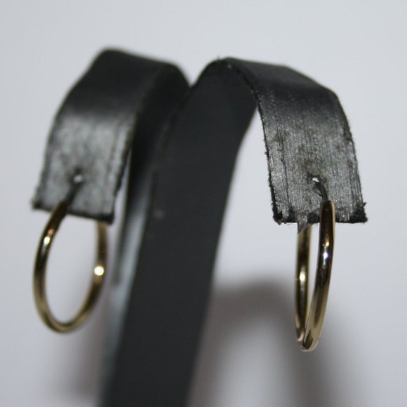Beautiful gold hoop earrings 7/8"
